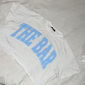 The bar cropped varsity tee white/baby blue
